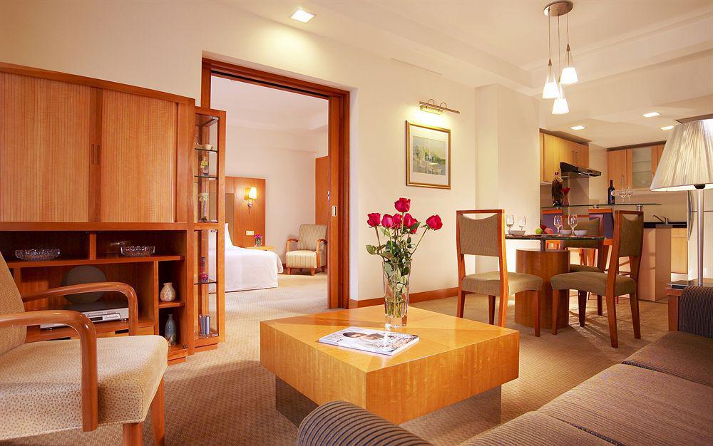 Carlton Hotel Singapore Room photo